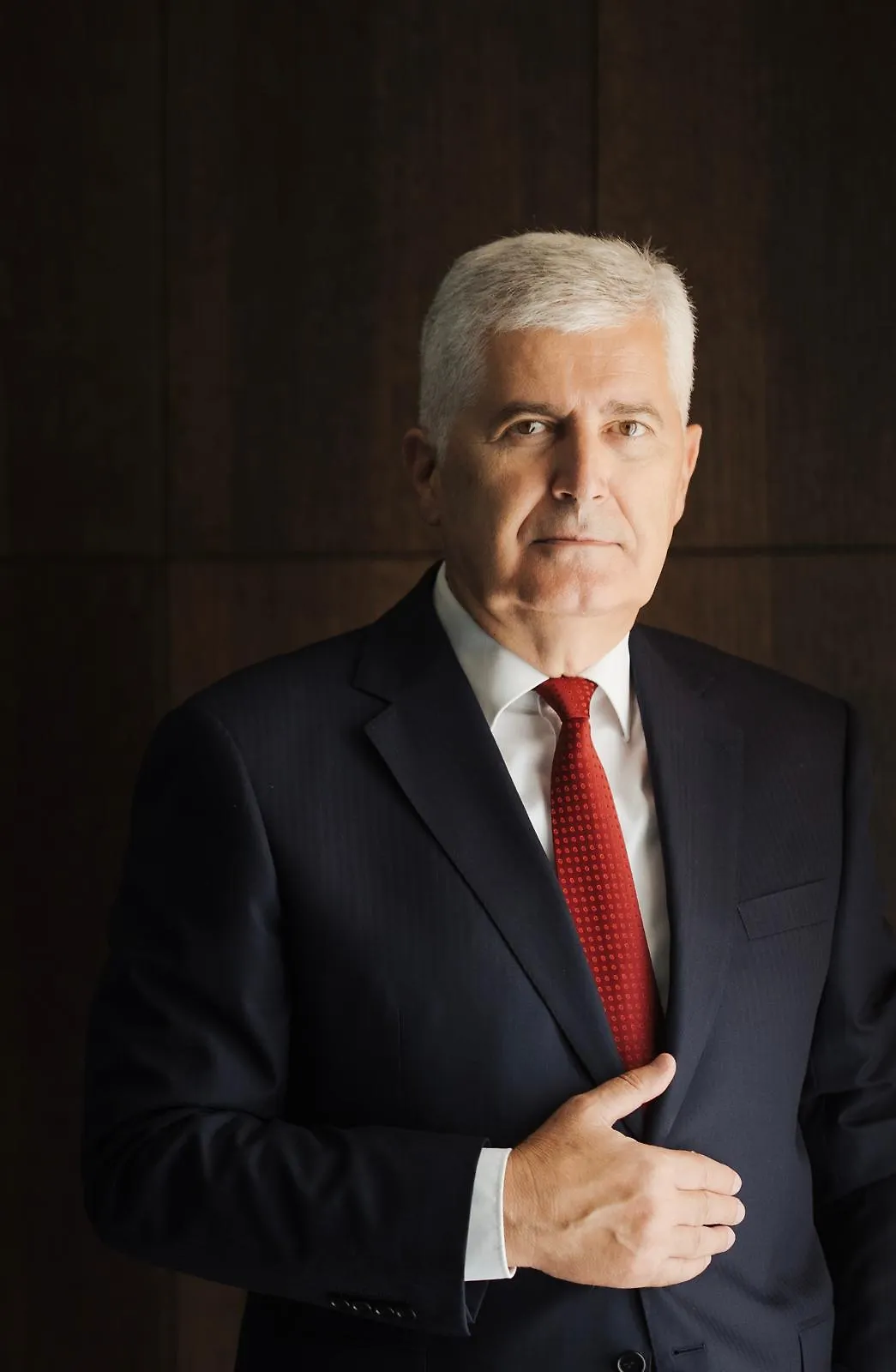 Dr. DRAGAN ČOVIĆ