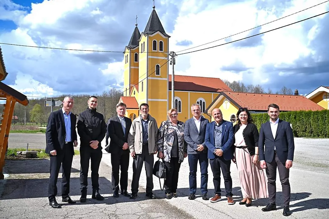 Kandidati 11. izborne jedinice HDZ-a na čelu sa Zvonkom Milasom posjetili su danas Prijedor i susreli se s Hrvatima koji su se, nakon ratnih stradanja i progonstva, vratili u svoj rodni kraj